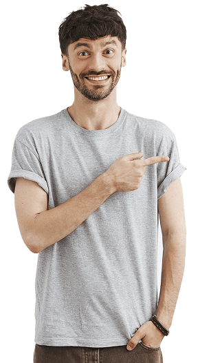 hombre sonriendo y senalando con el dedo hacia la derecha codigos ia y desarrollo de software