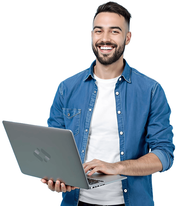 hombre sonriente con camisa azul sosteniendo laptop codigos ia y desarrollo de software