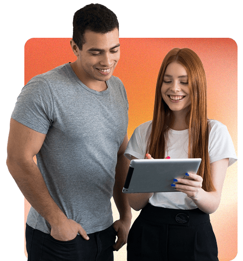 hombre y mujer revisando contenido en una tablet codigos ia y desarrollo de software