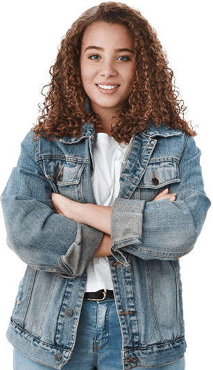 mujer con cabello rizado y brazos cruzados sonriendo codigos ia y desarrollo de software