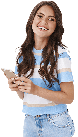 mujer sonriente escribiendo en telefono celular codigos ia y desarrollo de software