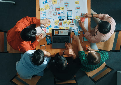 vista cenital de equipo disenando interfaz de usuario ux ui codigos ia y desarrollo de software